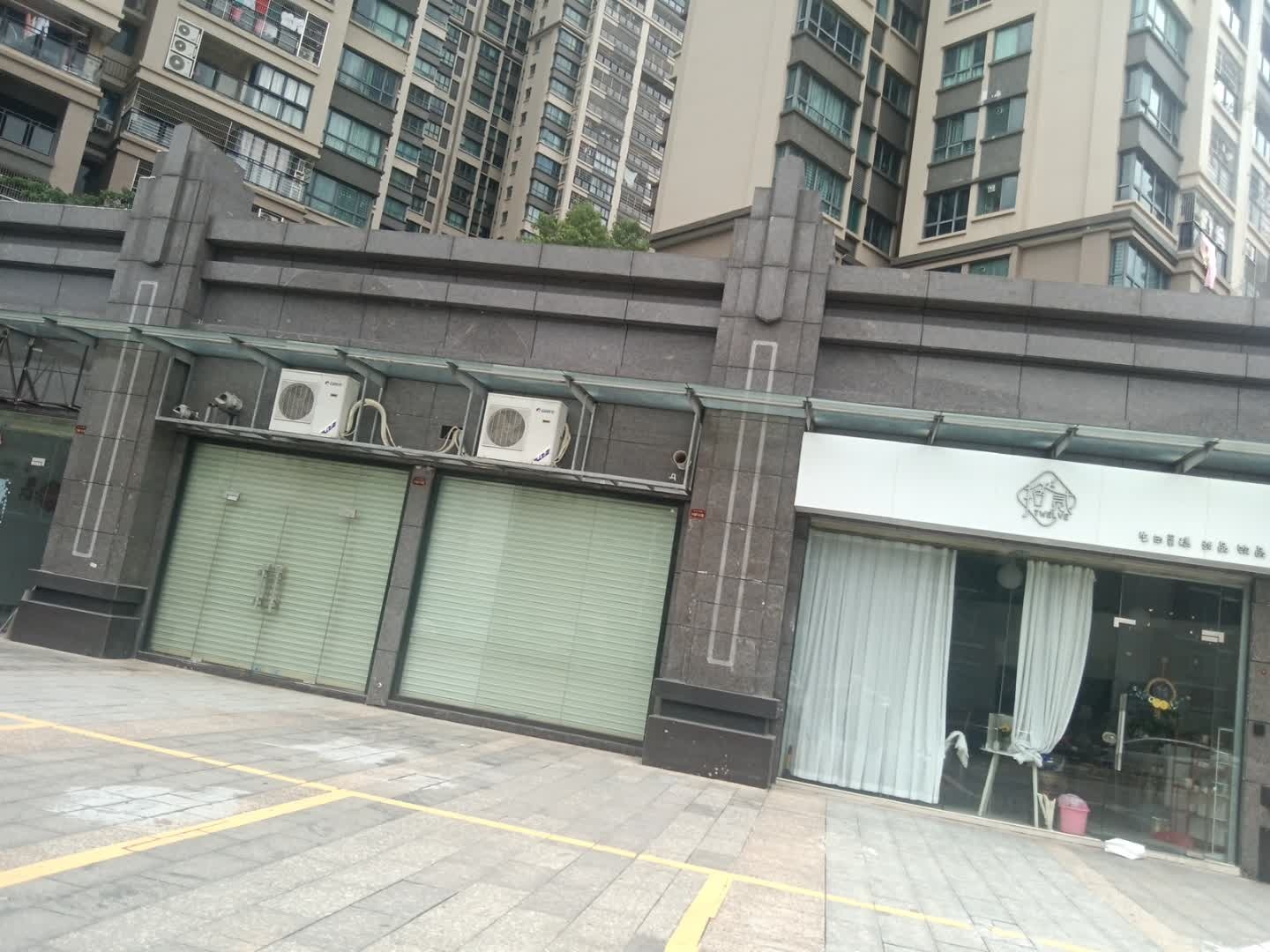 拾贰烘焙店(饮品·蛋糕·东方华城店)