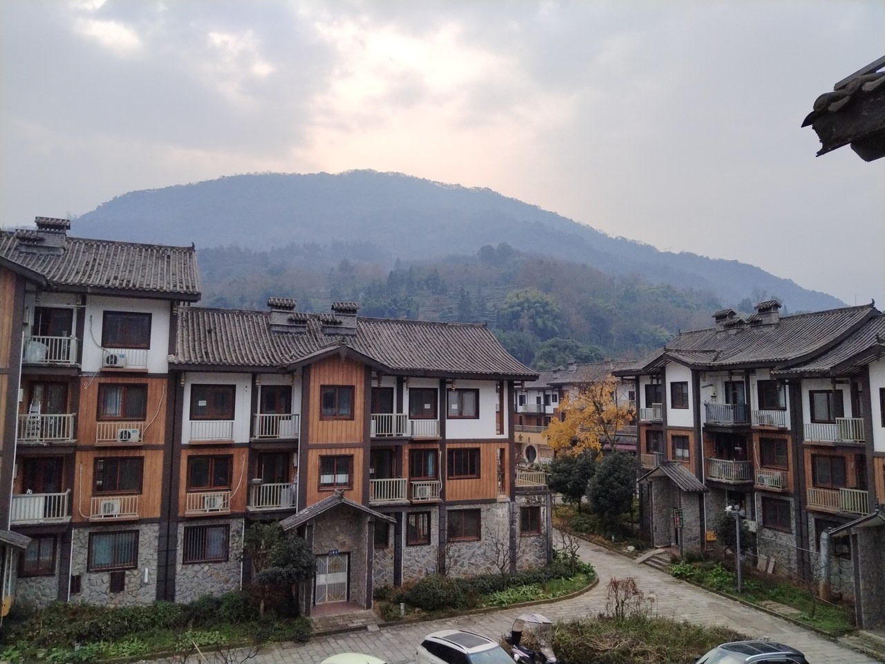 云木兮峨眉山景区阳台彩灯享内温泉票客栈(峨洪路分店)