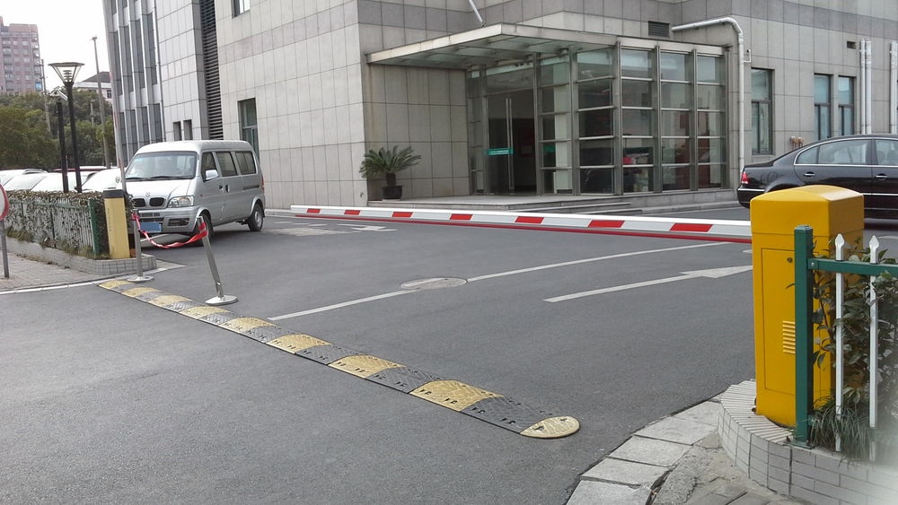 上海市松江区人力资源和社会保障局政务服务中心地上停车场-出入口