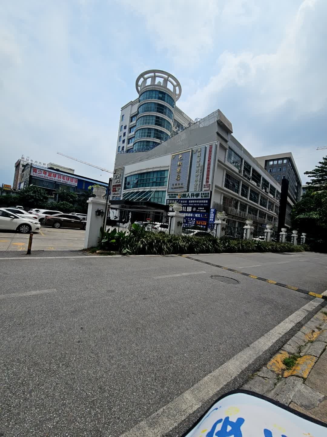 青少年篮球羽毛球培训