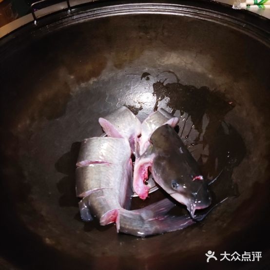 鱼跃家咱家铁锅炖鱼