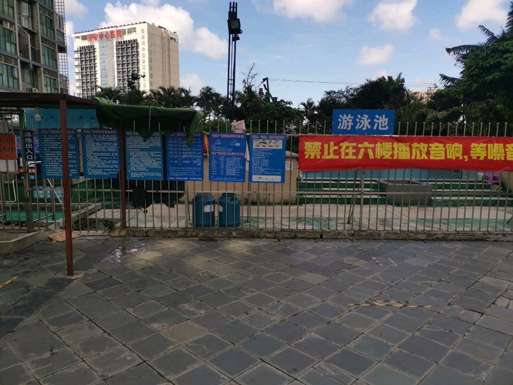 港隆城六楼游泳池