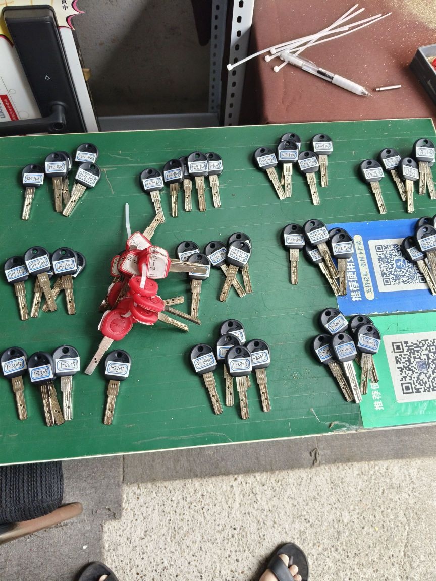 配钥匙开汽车锁配汽车钥匙搭电