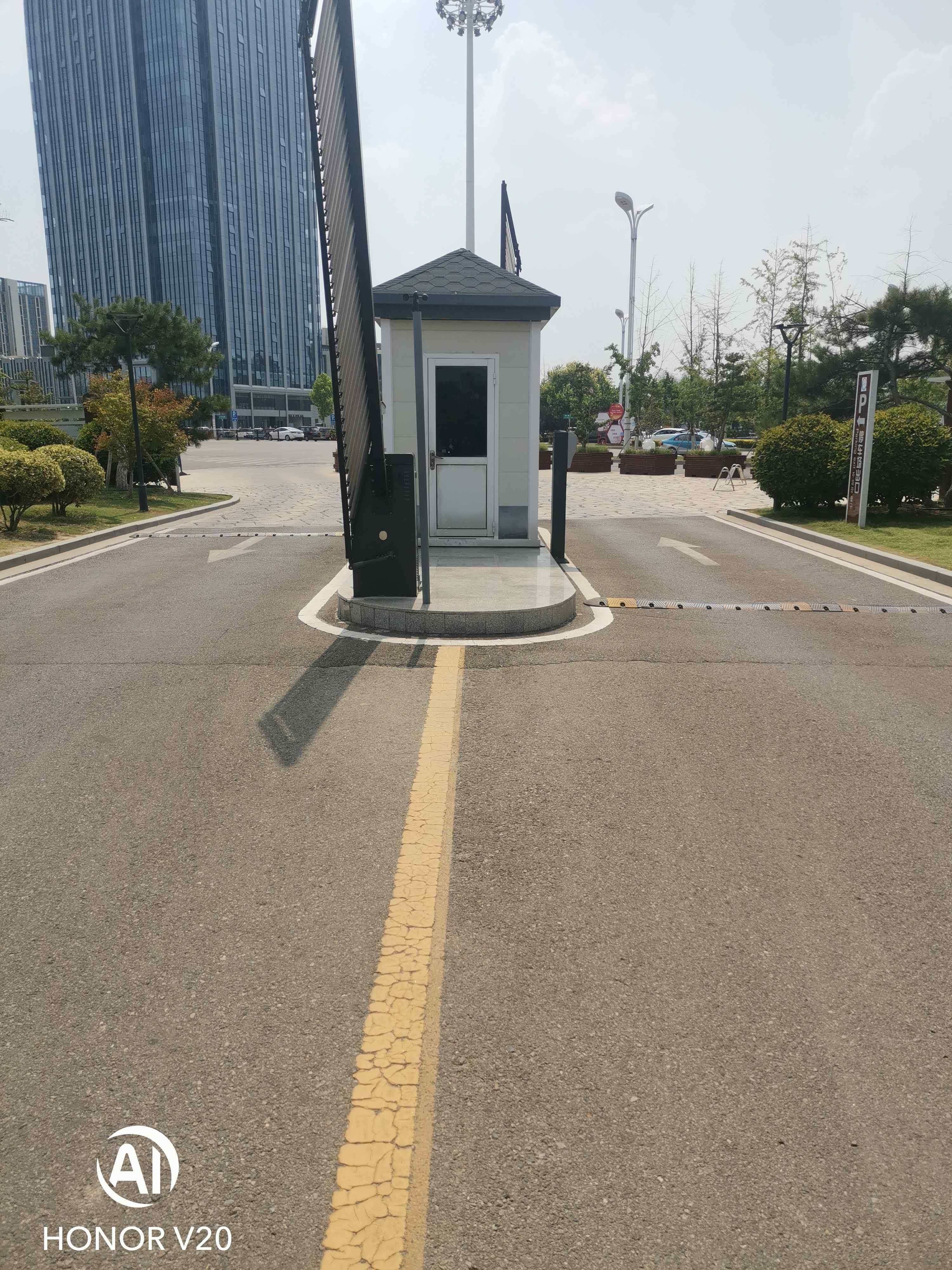 商丘市日月湖景区停车场-出入口