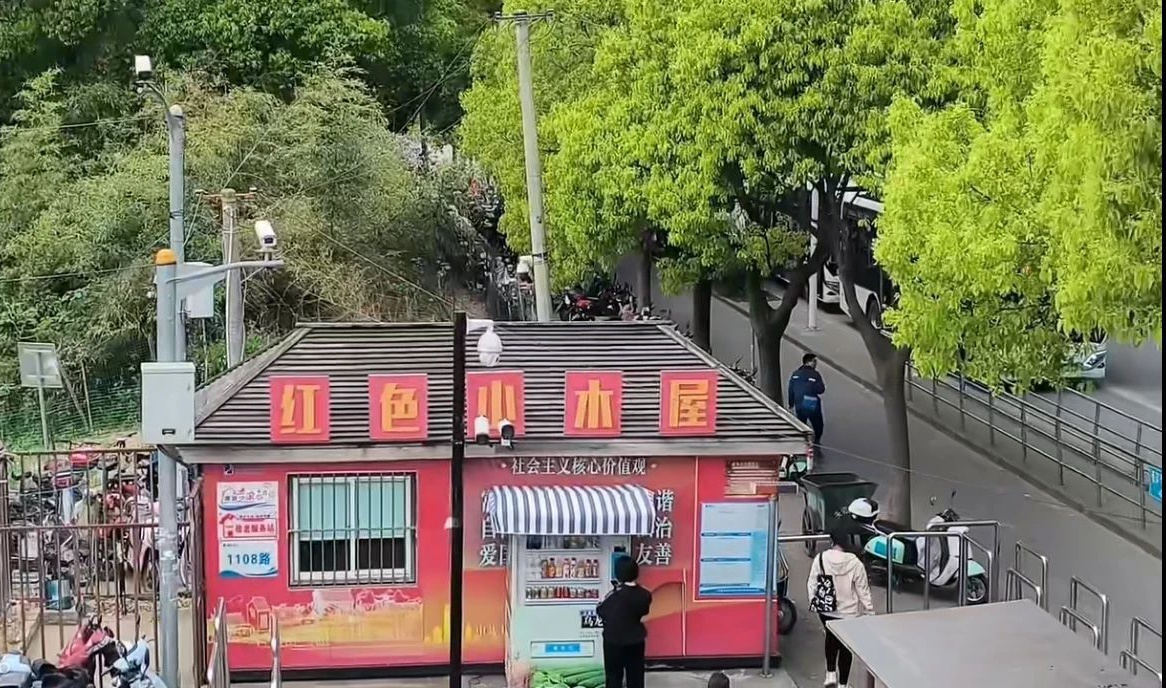 新场地铁站小卖部