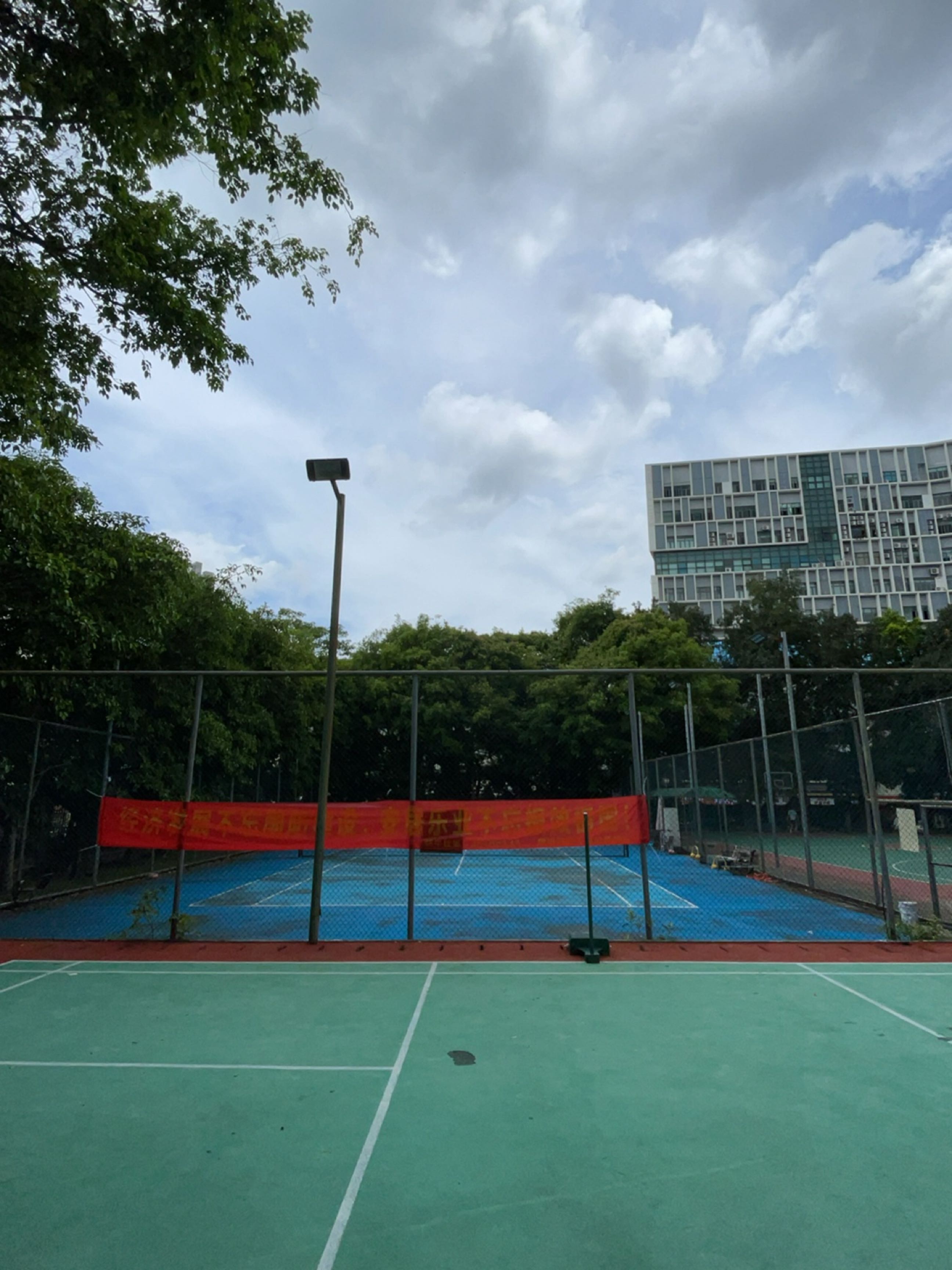 嘉龙山庄网球场
