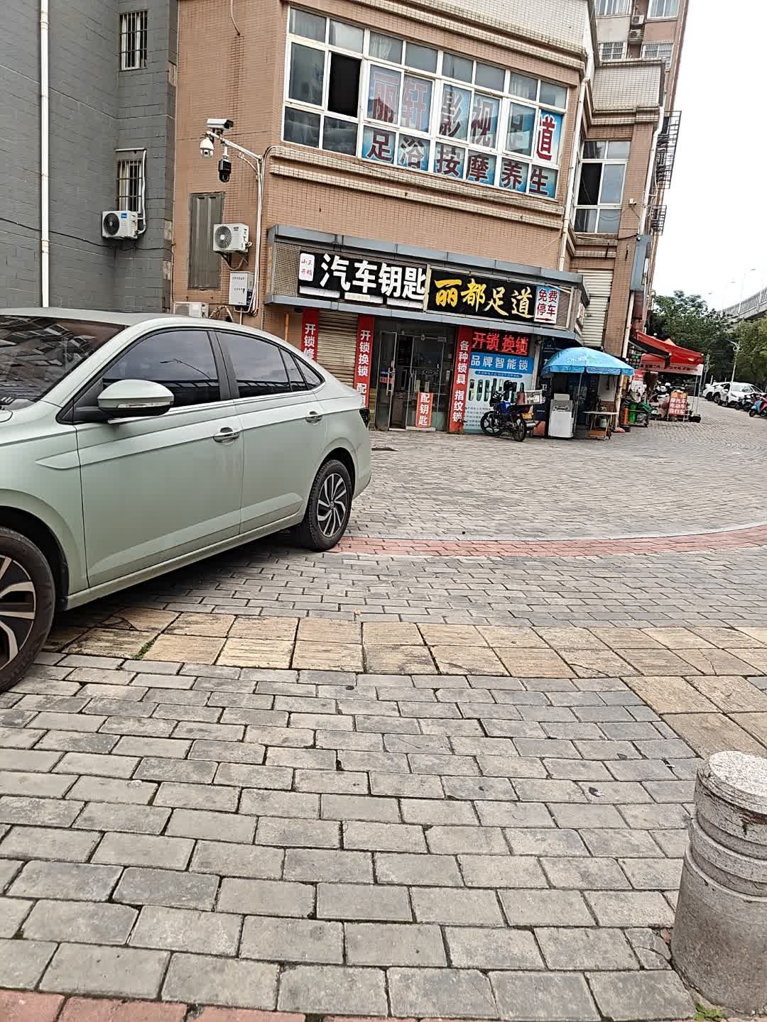 张涛开锁换锁配汽车钥匙