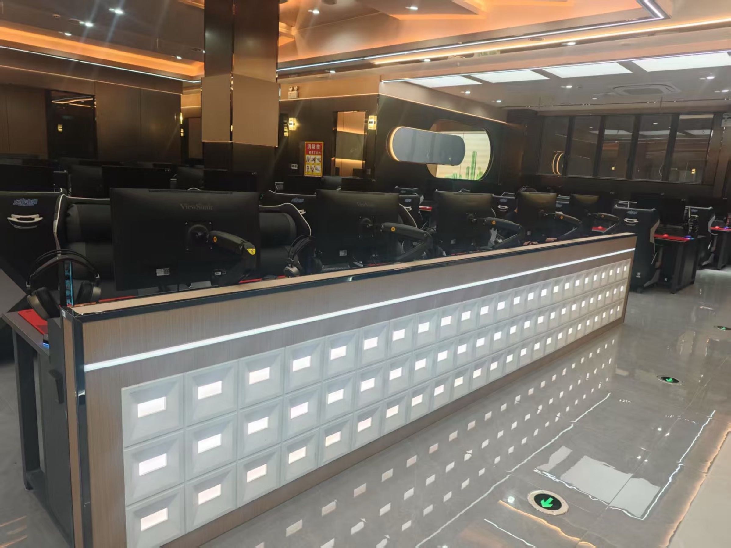 龙猫电竞(万达广场江门江海店)