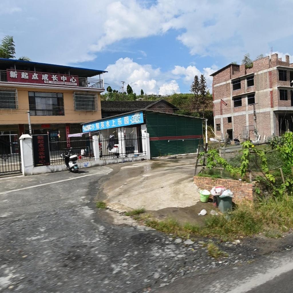 小鲸英水上乐园