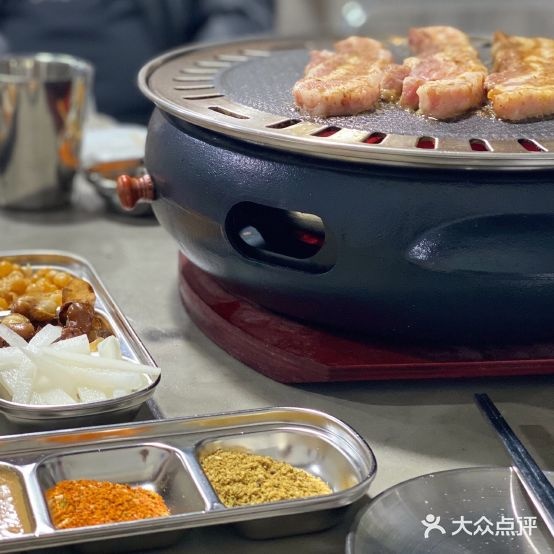 猪五发靠肉店