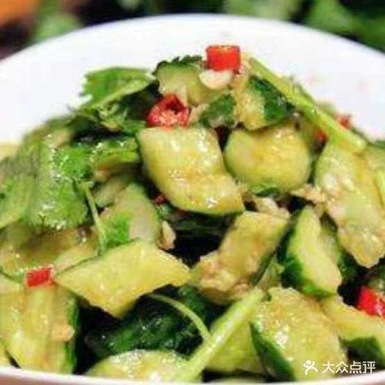 牛萌煮鸡头巴脑火锅
