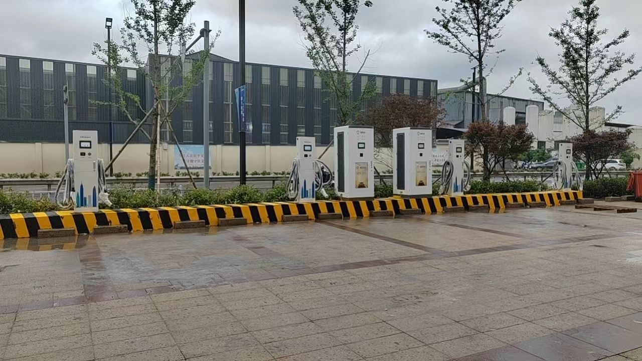 晨泰丽缙商业中心充电站