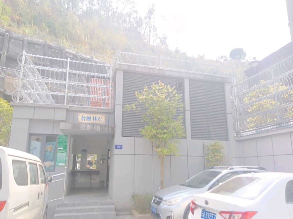 云南省文山壮族苗族自治州麻栗坡县河滨路11号农村信用社旁30米015号公厕