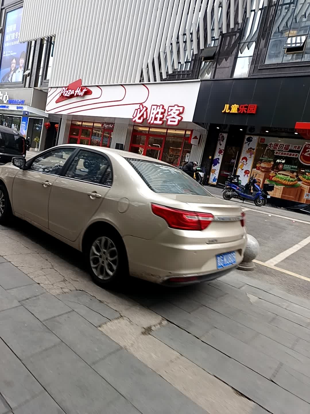 安顺建博广场必胜客(黄果树大街店)