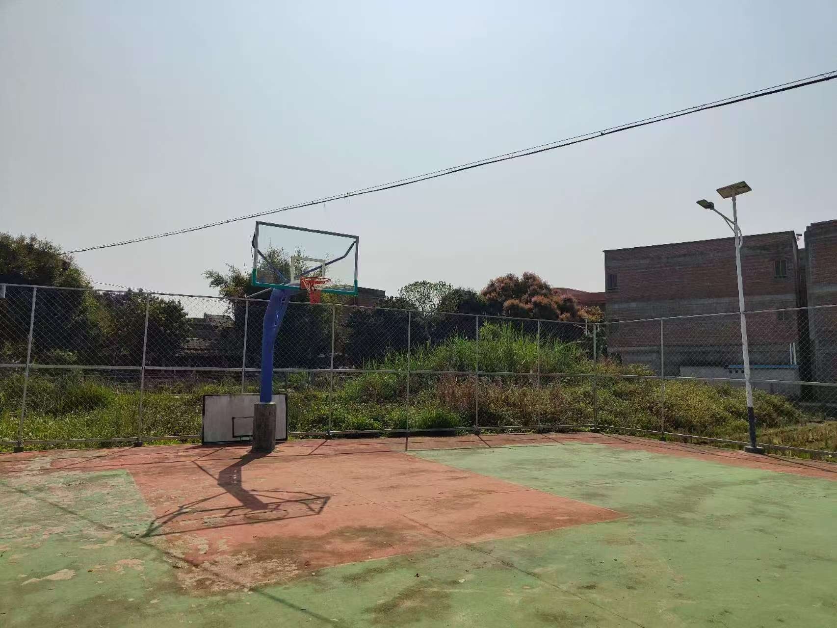 罗平镇围东村三队篮球场