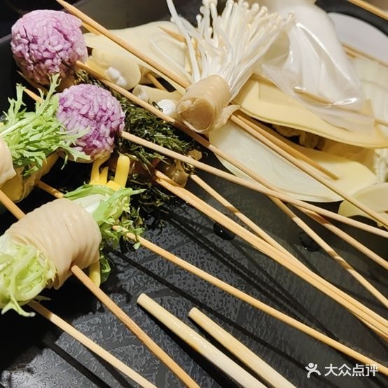 清真·草房子串串火锅(高铁西站店)