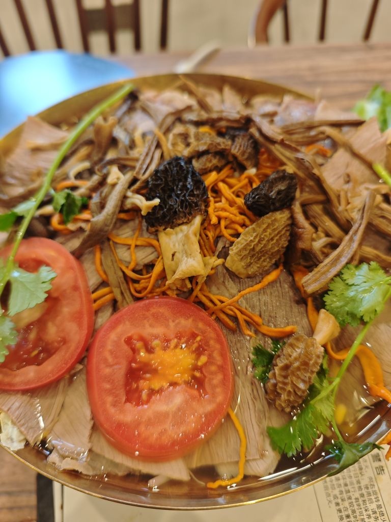 云来山而藏餐厅·牦牛肉汤锅烤肉店