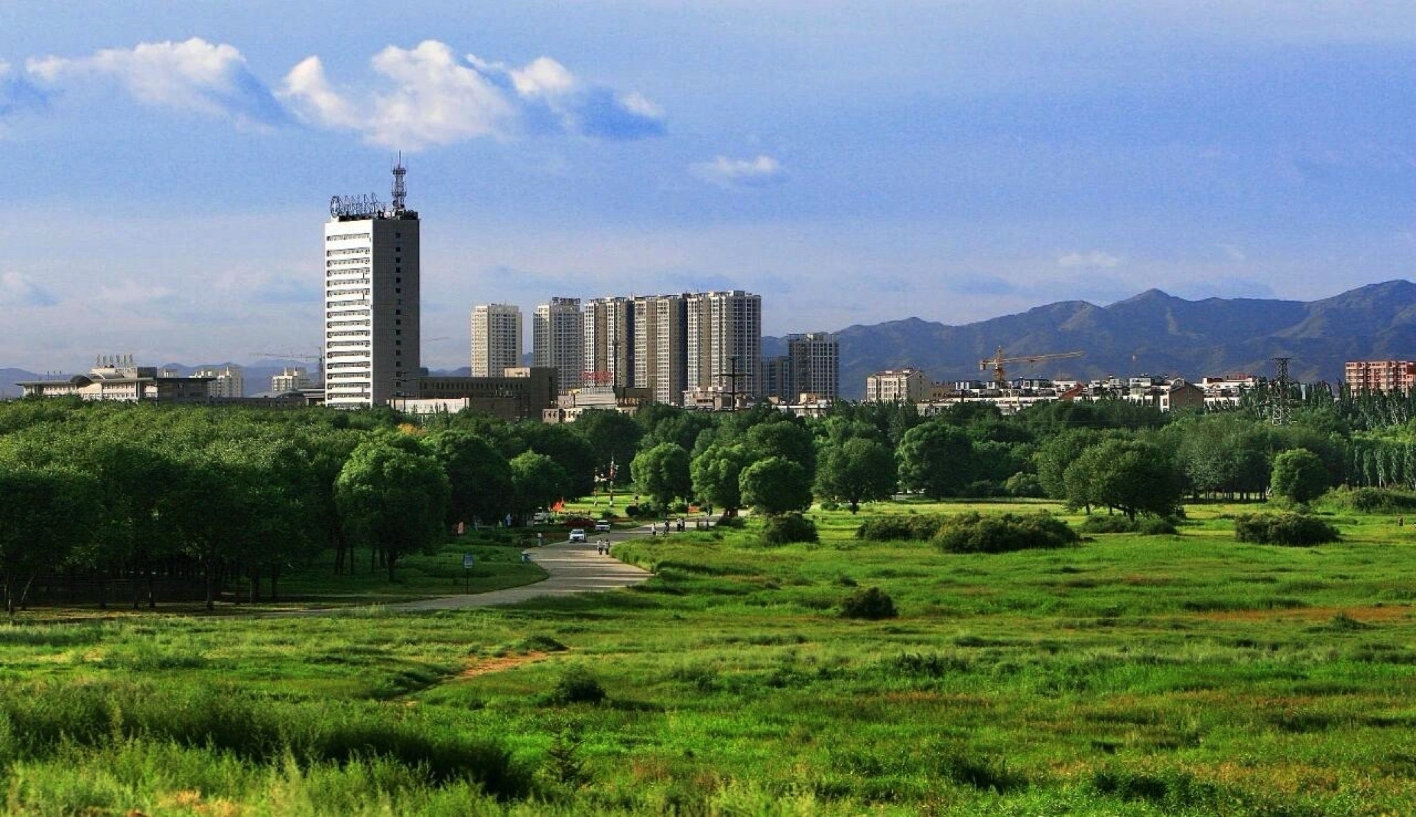 赛汗塔拉城中湿地草原