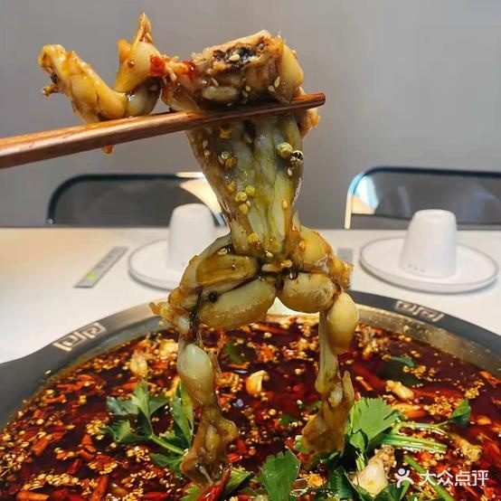 咔咔头鲜美蛙鱼火锅