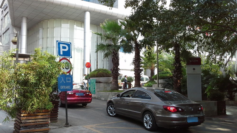 深圳东方银座酒店停车场