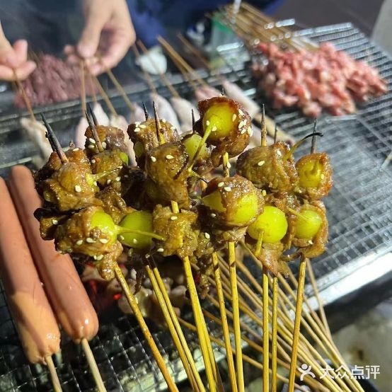 老表炭火烧烤店