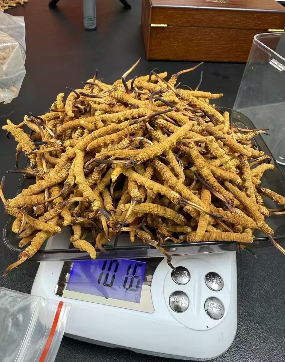 宸润商行回收礼品名酒虫草燕窝鱼胶