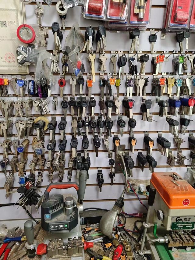 宏发开锁换锁汽车钥匙