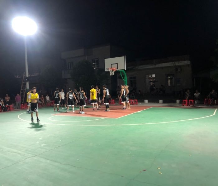 南三镇木渭村网红篮球场