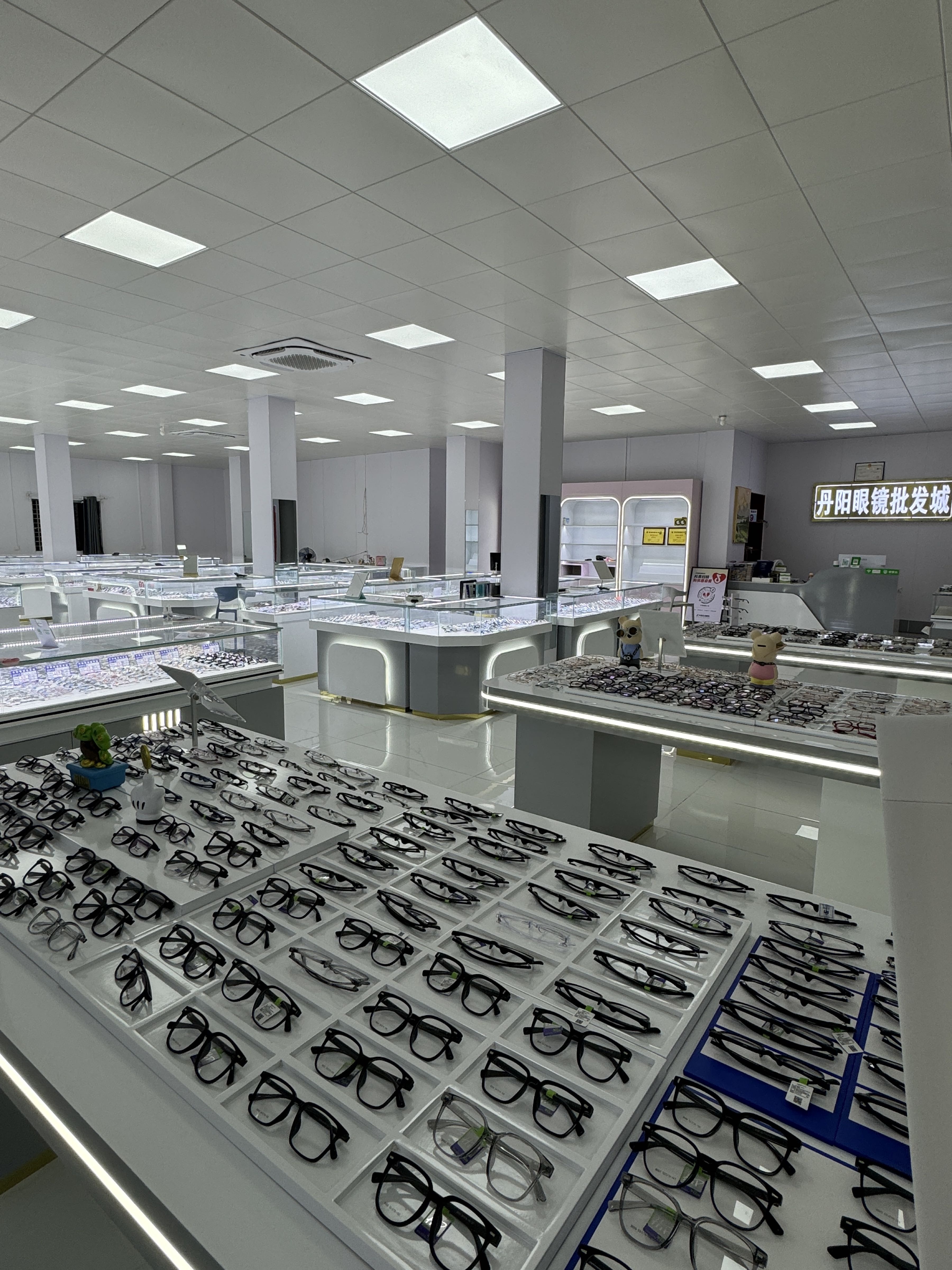 丹阳眼镜批发城