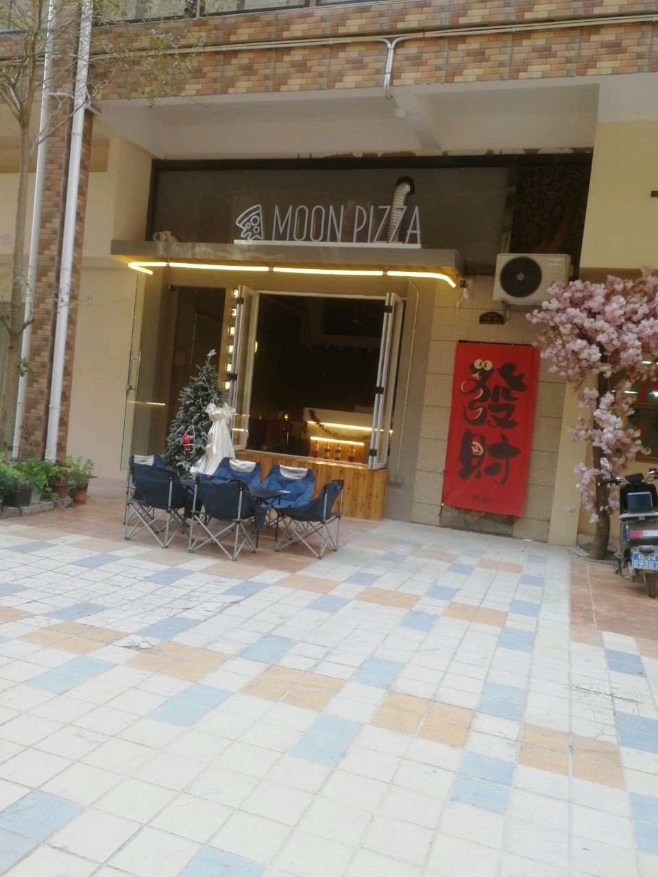 MOON PIZZA