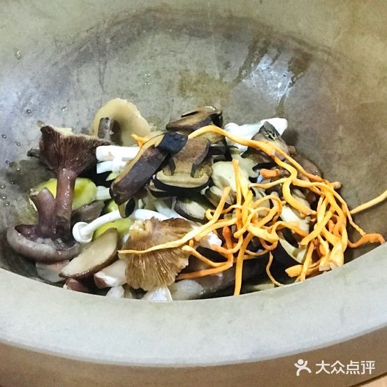 云南野山菌石锅鱼石锅鸡(孔雀大道店)