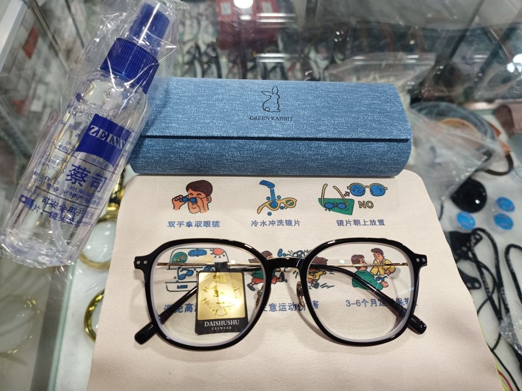 小田眼镜商贸行(九隆广场店)