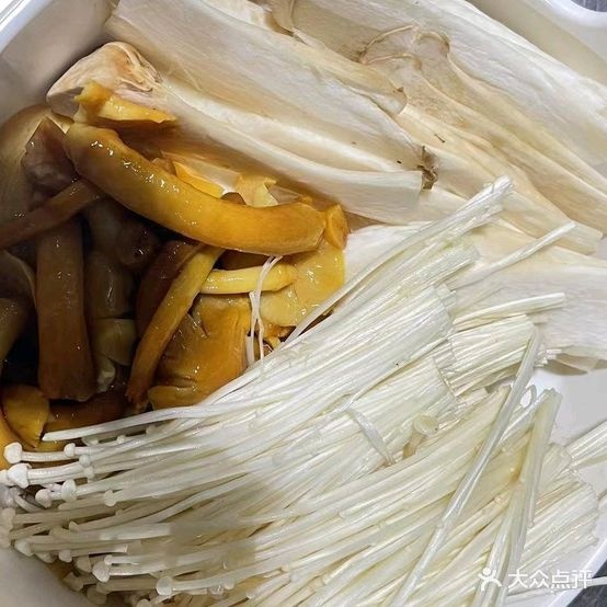 汤哥儿酸汤乌鱼府·养身板栗鸡(万达店)