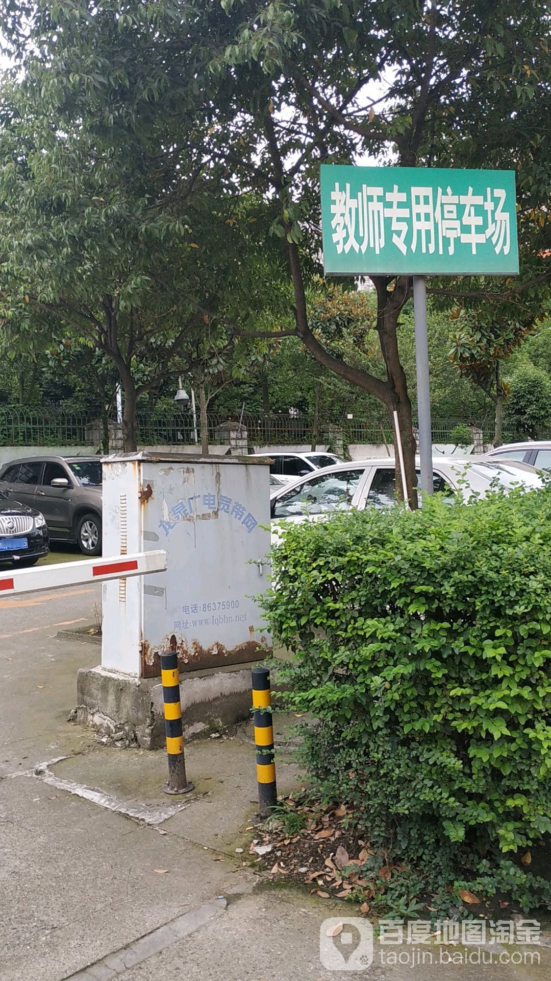 四川省成都市龙泉中学校地上停车场-出入口
