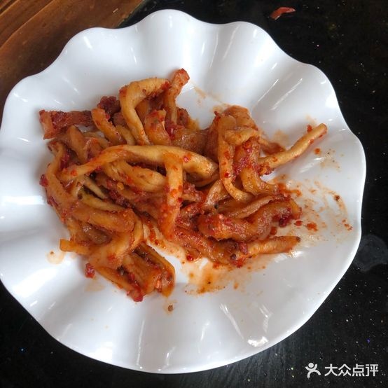 清真。院子里柴火鸡