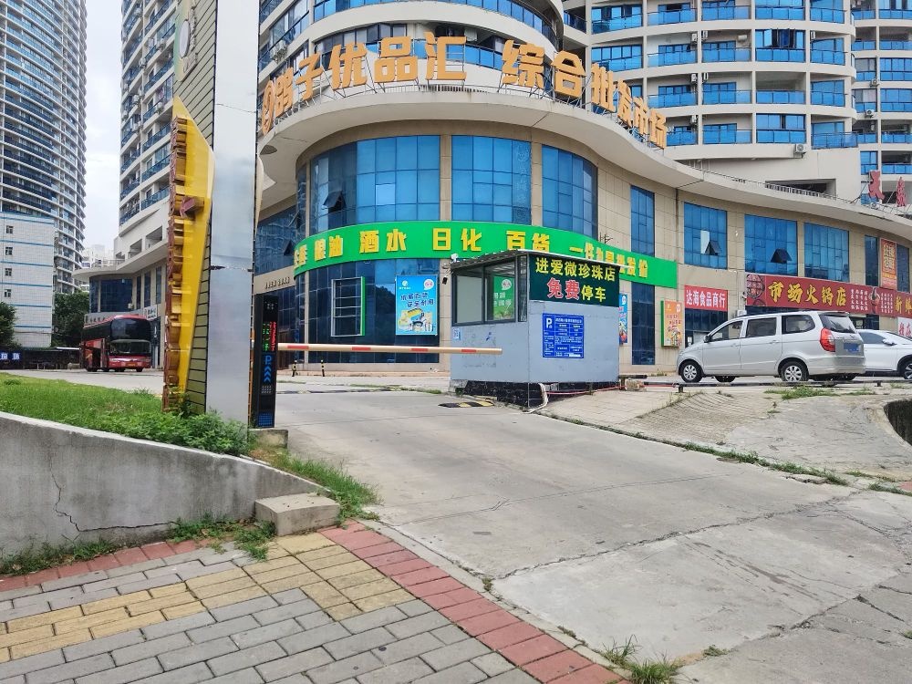 亿海澜泊湾停车场-出入口