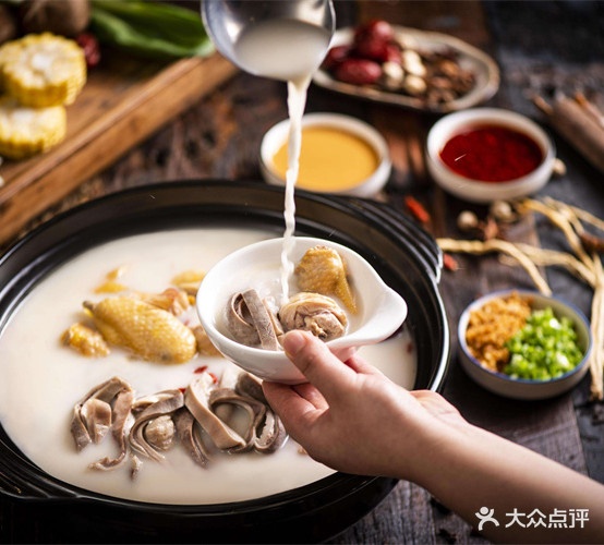 粤小煲鲜汤猪肚鸡(归德路店)