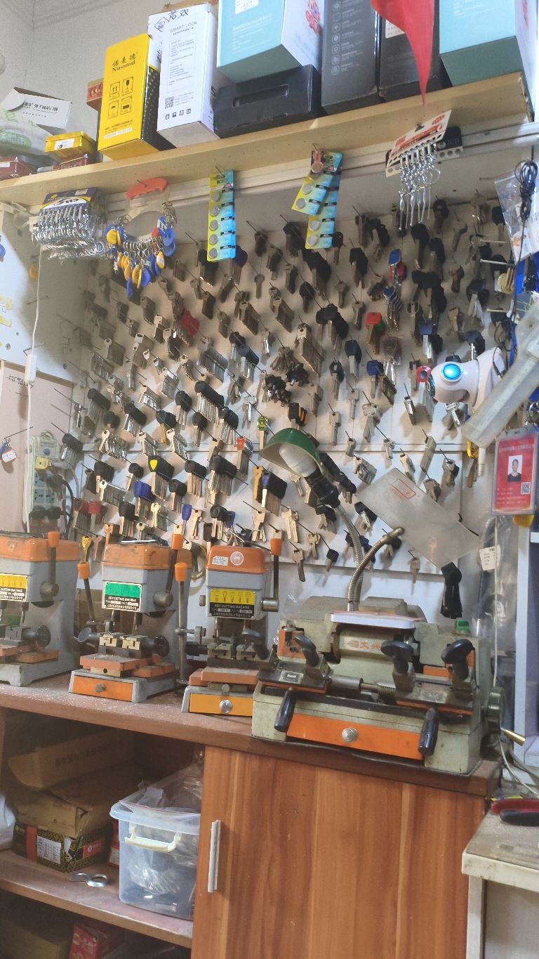 开锁换锁配钥匙门禁卡(美立方店)