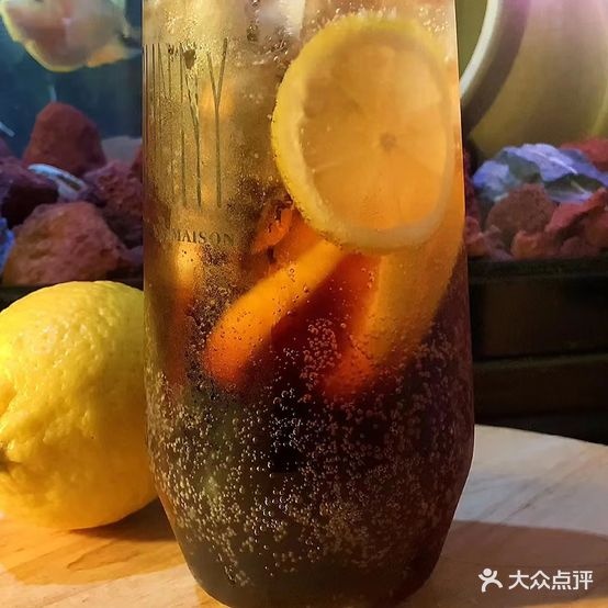 巷子里烤鸭肠炸鸡小吃