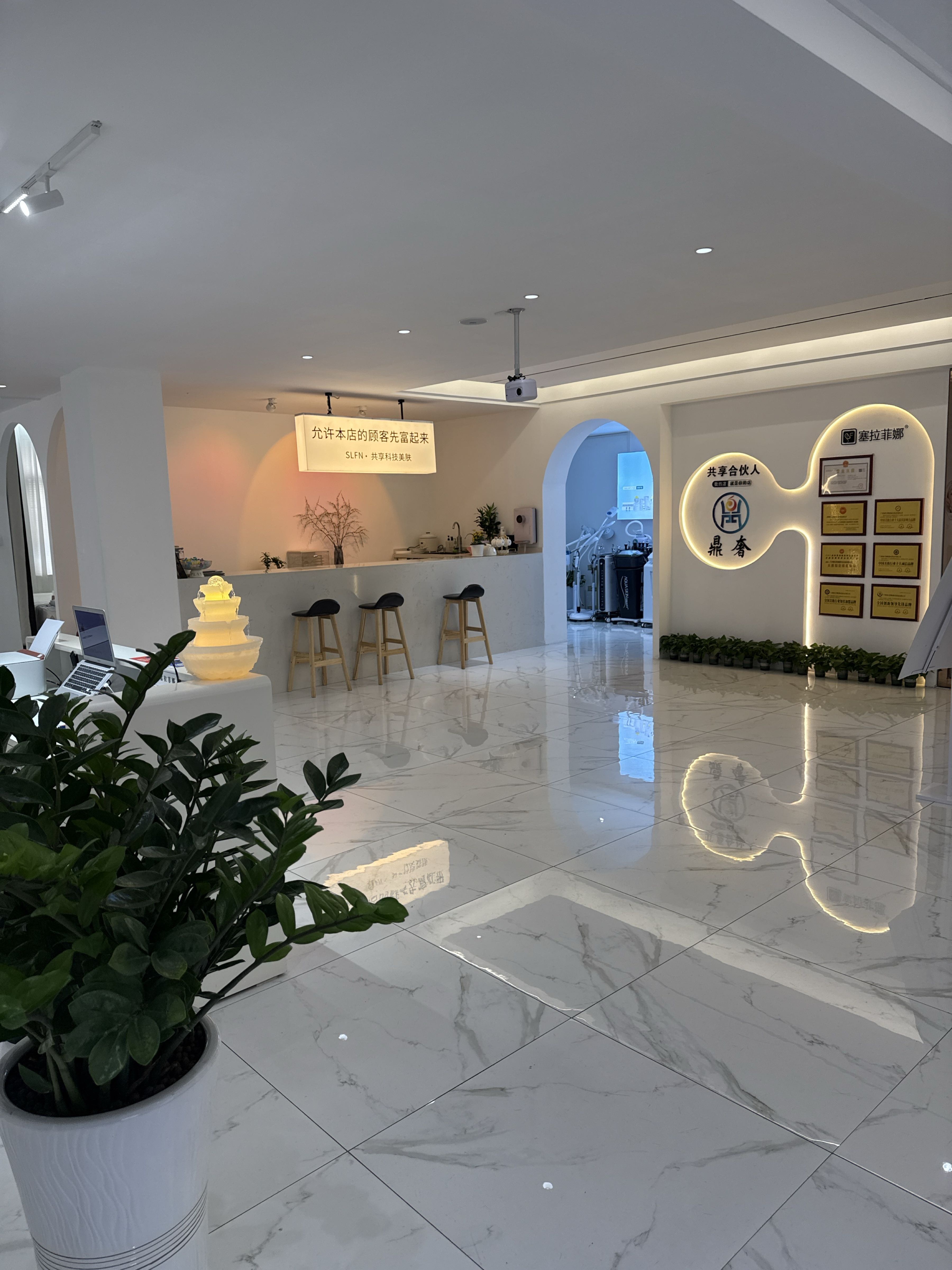 绿宝瓶光疗美甲(广场东路鼎奢店)