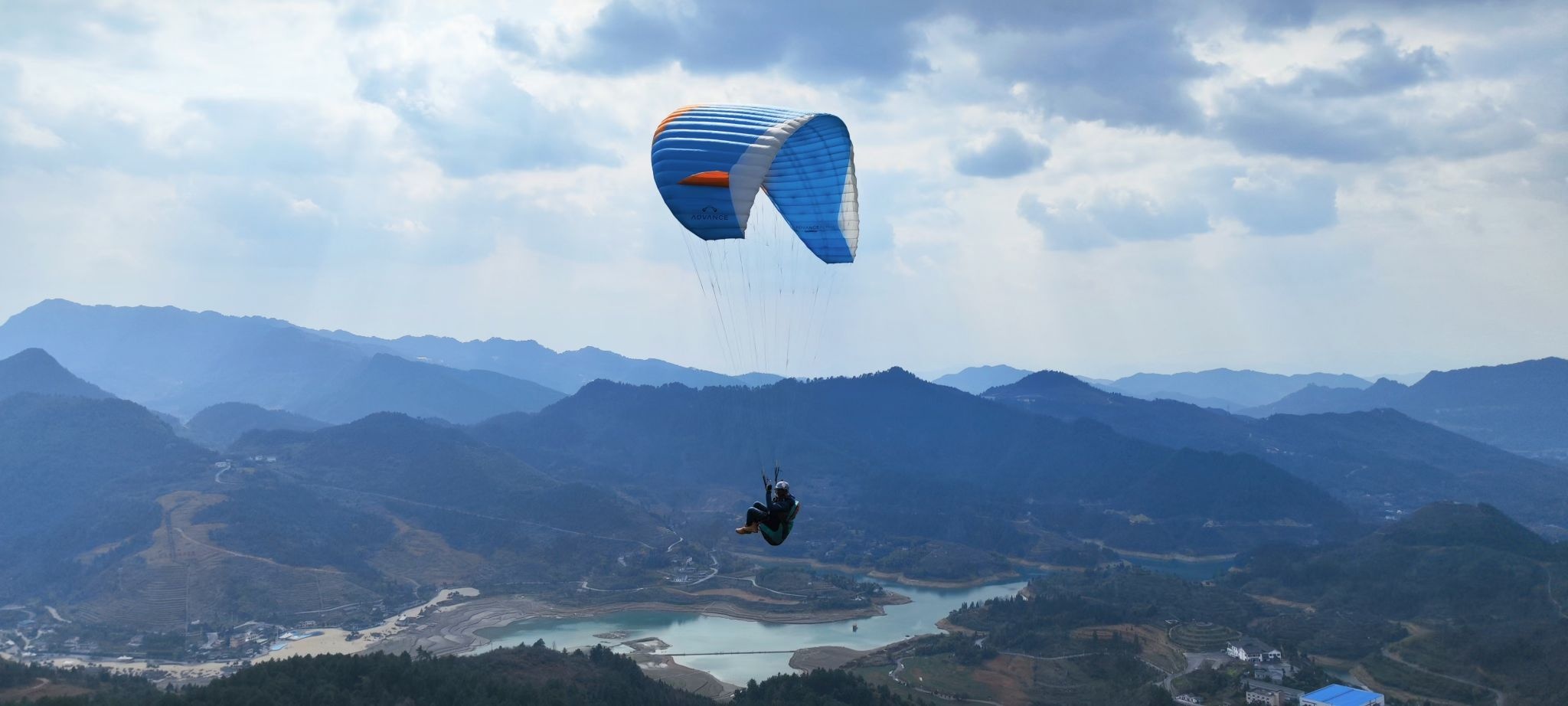 在云端滑翔伞飞行基地