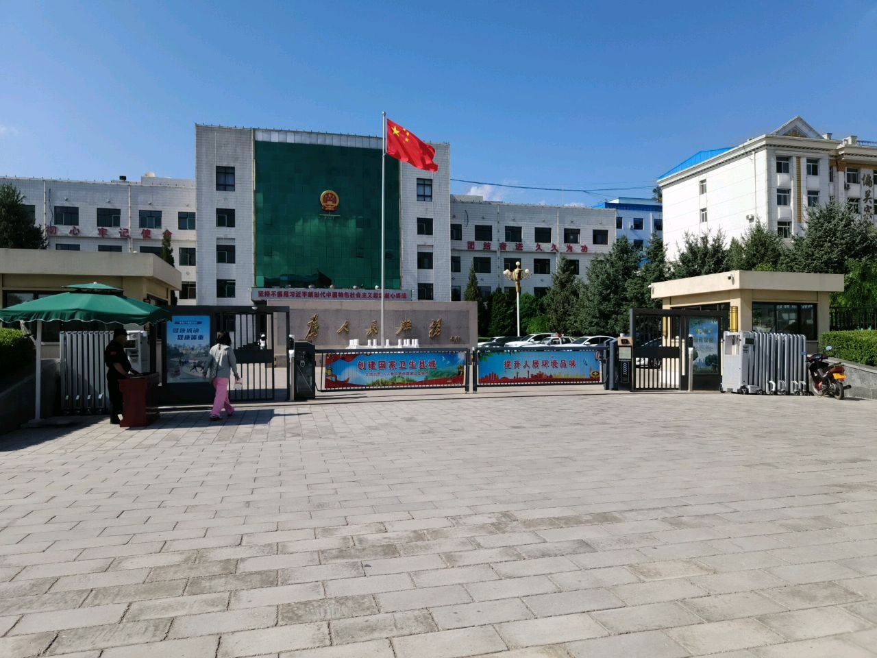 偏关县人民政府-南门