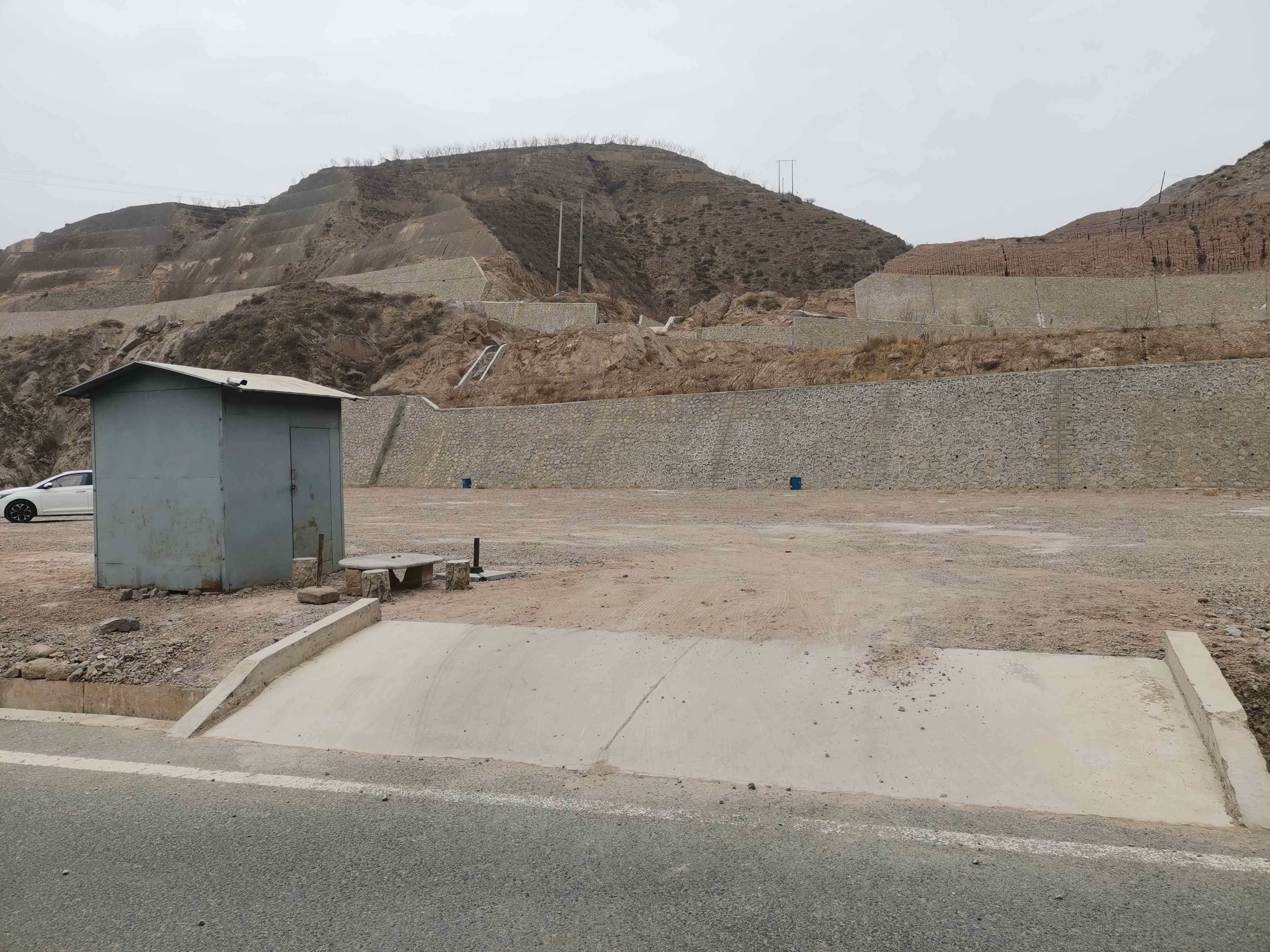 炳灵寺石窟-西南侧地上停车场