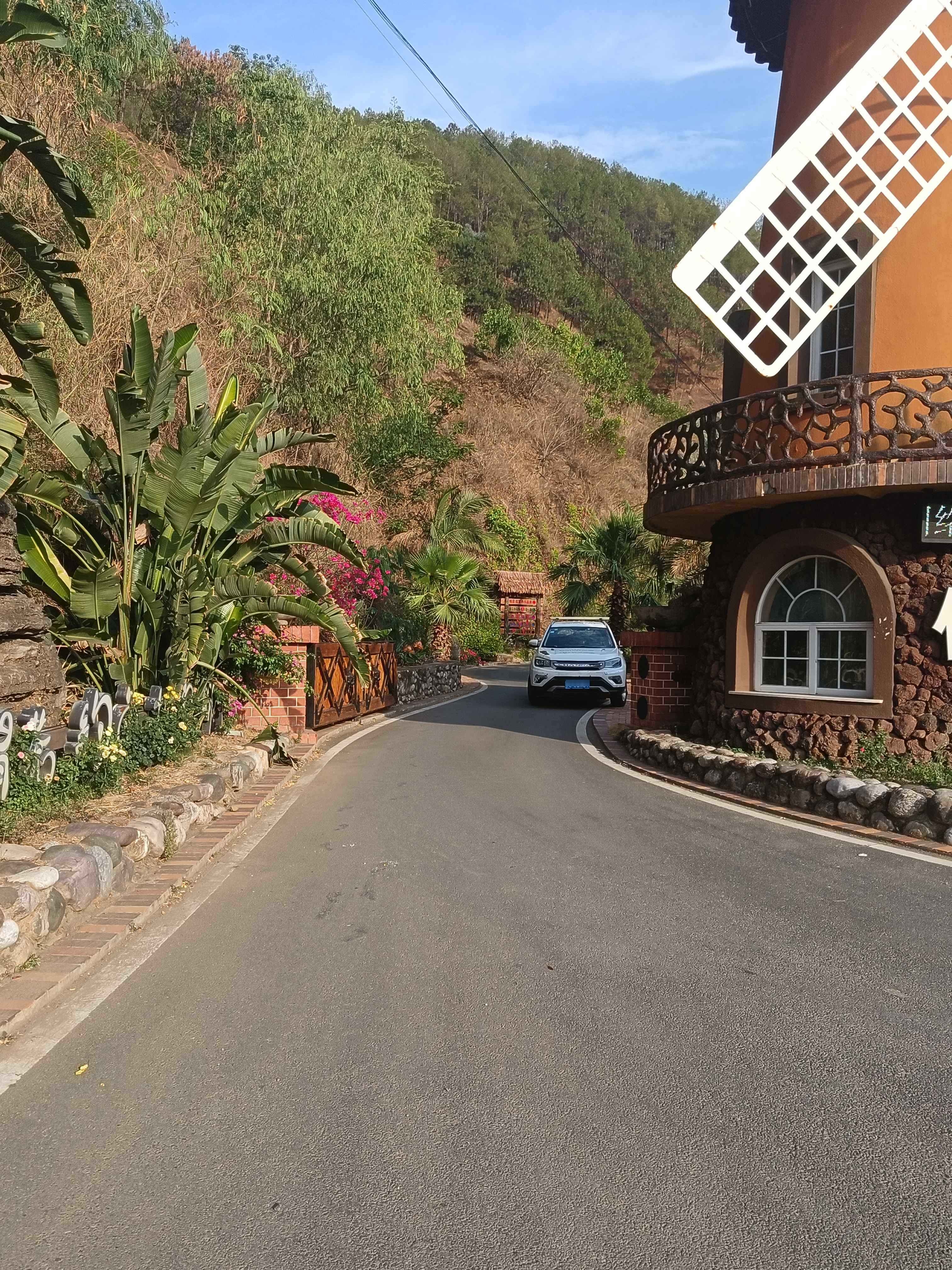 盐边风车坊美式乡村庄园停车场-出入口