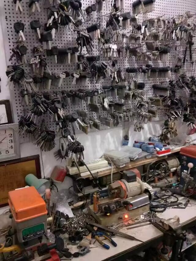 开锁换锁芯配钥匙修表