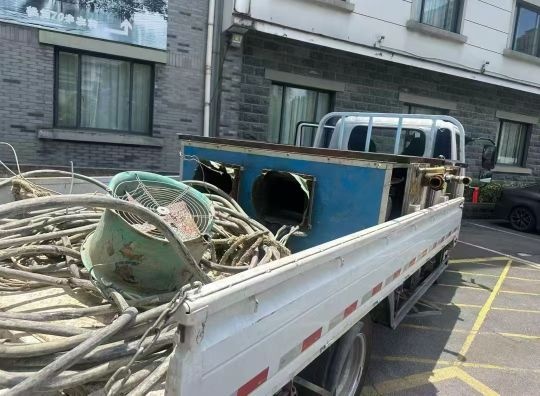 香槟小镇废铁回收站
