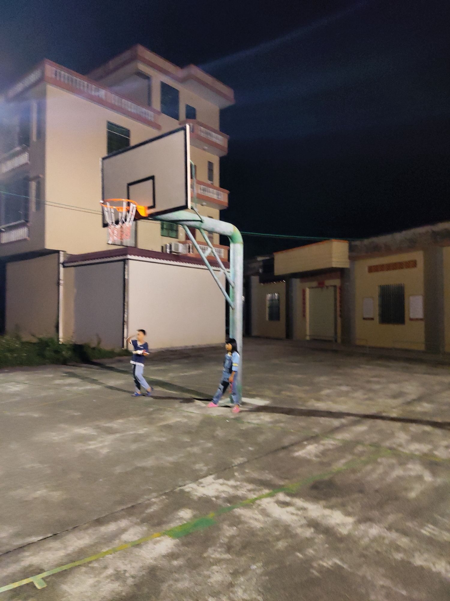 新马骨村篮球场