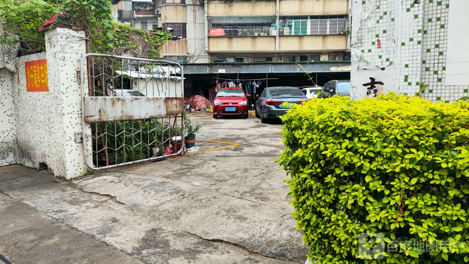 岭梅新村南侧停车场-出入口