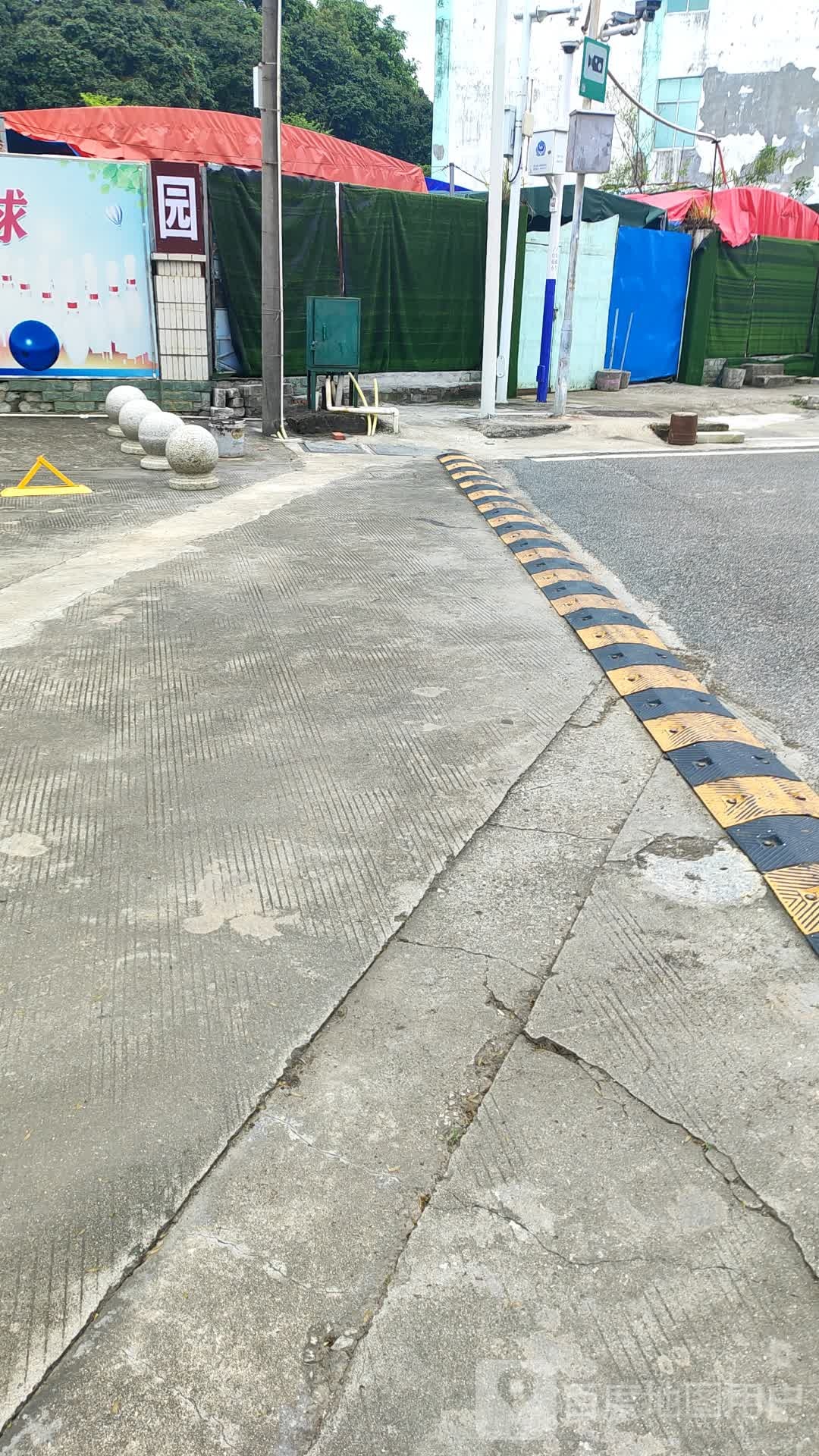 光明滑草游乐园售票处-地上停车场