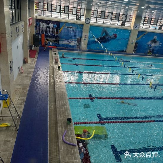 阳光游泳馆
